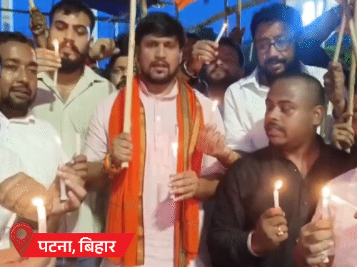 भाजपा युवा मोर्चा ने पटना में कैंडल मार्च निकाला था।