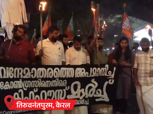 तिरुवनंतपुरम में BJP कार्यकर्ता मशाल लेकर निकले।
