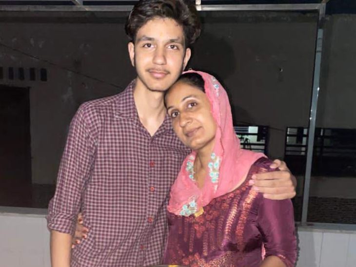 मां सुनीता देवी के साथ लड़के की फोटो। कुछ साल पहले दोनों दादा खेड़ा पर पूजा पाठ करने के लिए गए थे।