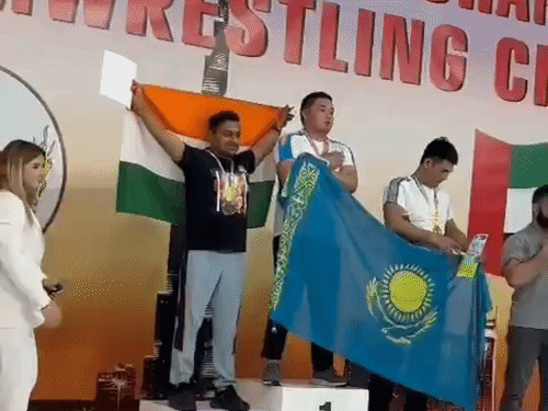 श्रीमंत झा ने भारत के लिए 67 इंटरनेशनल मेडल जीते हैं।