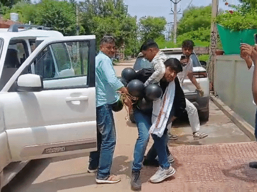 अलवर में अमित शाह की सभा स्थल की ओर जा रहे कांग्रेस नेता दिनबंधु शर्मा को पुलिस ने हिरासत में ले लिया। इस दौरान उन्होंने काले गुब्बारे उड़ाने की कोशिश की।