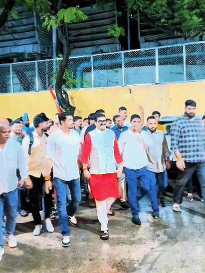 तस्वीर में लाल कुर्ते में कमलेश राय हैं। इनकी पिस्टल से ही गोली चली। यह तस्वीर उन्होंने अपने इंस्टाग्राम पर पोस्ट की थी।