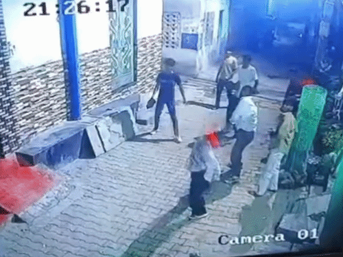 परिवार ने छिपकर बचाई जान, 3 नामजद समेत 20 पर FIR|हिसार,Hisar - Dainik Bhaskar