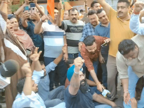 जालंधर में प्रदर्शन करते भाजपा नेता और कार्यकर्ता।