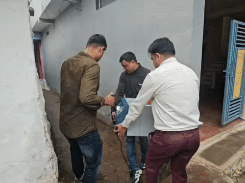 पुलिस ने नोट गिनने के लिए मशीन मंगाई है।