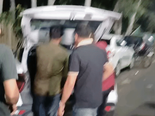 नोटों की गिनती होने के बाद मशीनों को वापस ले जाया गया।