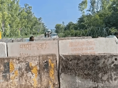 खनोरी-दाता सिंहवाला बॉर्डर पर की गई बैरिकेडिंग। वहीं सड़क पर पत्थर और कंटेनर भी लगाए गए। - Dainik Bhaskar