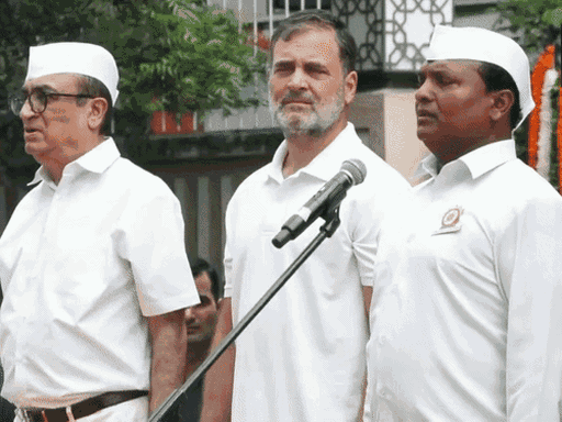 During the Independence Day celebrations at the Congress headquarters in Delhi, Vande Mataram was being sung when Sonia Gandhi turned back and gestured. Rahul Gandhi also gestured, which prompted Amit Shah to comment.