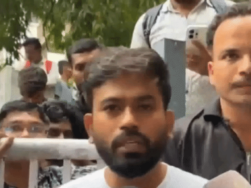 अभिजीत दीपके रविवार को प्रदर्शन कर रहे अभ्यर्थियों के बीच पहुंचे थे। - Dainik Bhaskar