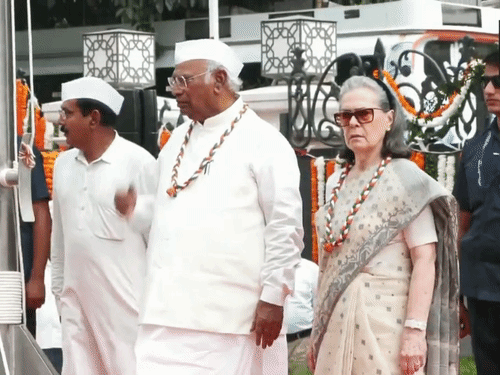 बंकिमचंद्र के वंशज बोले-सोनिया ने वंदे मातरम् का अपमान किया: बिना शर्त माफी मांगें; कांग्रेस मुख्यालय में बार-बार राष्ट्रीय गीत रोकने का इशारा किया था dbgifmagic 38 1786797770511 1786878676800