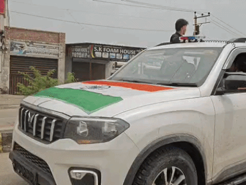 स्वतंत्रता दिवस पर युवकों ने शहर की सड़कों पर रील बनाने के लिए बत्ती लगाकर गाड़ियां दौड़ाई थीं। वीडियो सामने आने के बाद पुलिस ने युवकों को पकड़ लिया। - Dainik Bhaskar