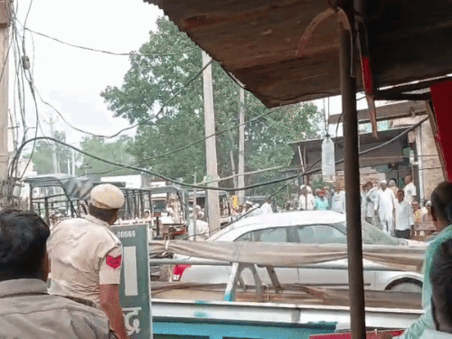 हांसी में भीड़ ने पुलिस पर पथराव शुरू किया और बचने के लिए शेड के नीचे छिप गए।