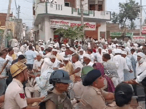 प्रदर्शनकारियों को आगे से बढ़ने से रोकती हांसी पुलिस।