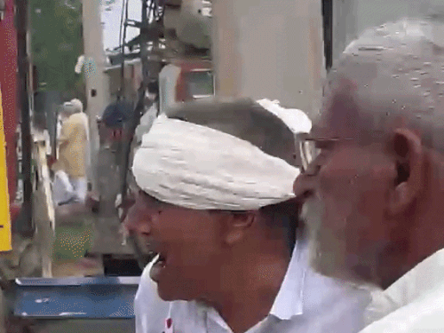 हांसी पुलिस की ओर से लाठीचार्ज में घायल हुआ प्रदर्शनकारी।