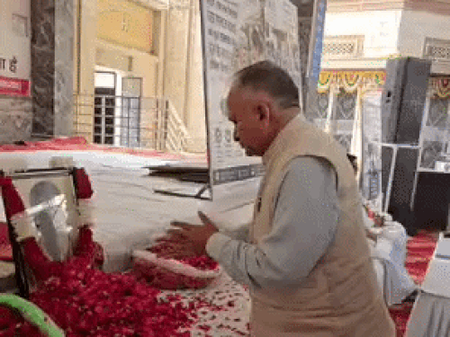 सोनीपत मेयर राजीव जैन पुष्प अर्पित करते हुए