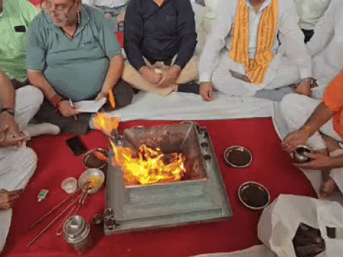 श्रद्धांजलि सभा की शुरुआत हवन-यज्ञ से हुई