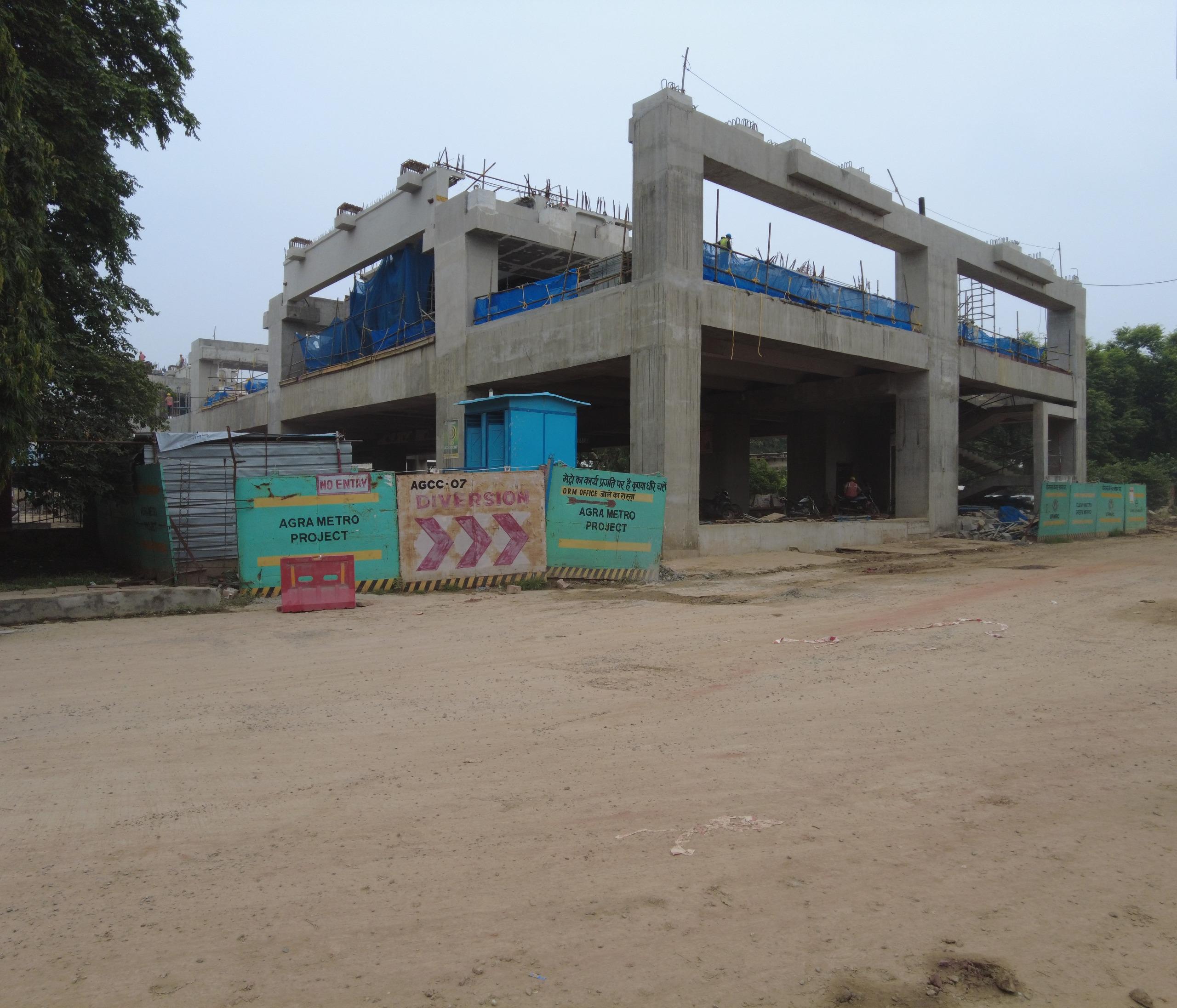 आगरा कैंट मेट्रो स्टेशन का निर्माण कार्य तेजी से चल रहा है।
