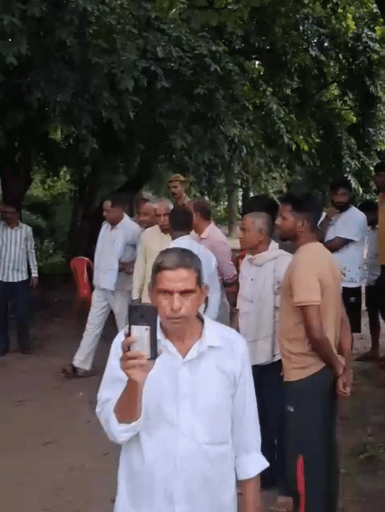 आईपीएस की मां की हत्या की सूचना पर मौके पर भीड़ लग गई।