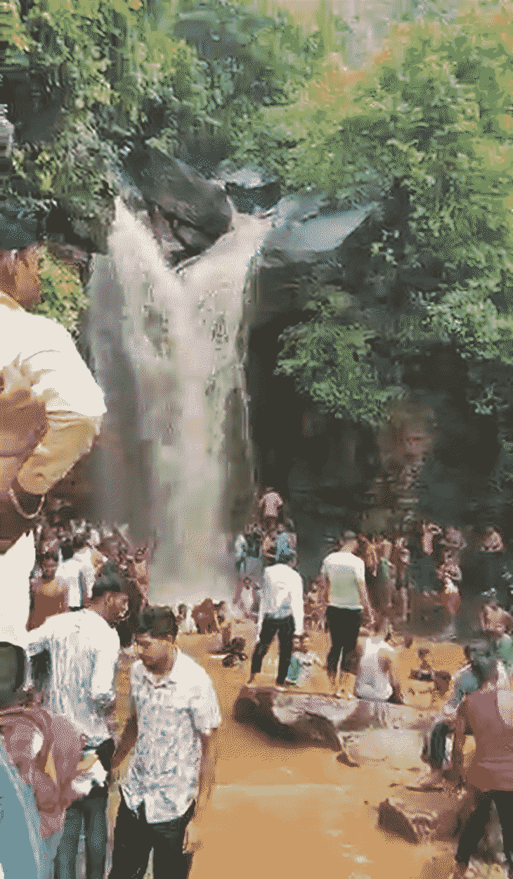 नवादा का ककोलत वॉटरफॉल पर लोगों की जुटी भीड़।