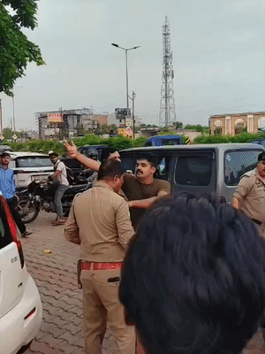 शराब के नशे में अग्निवीर पुलिस वालों से अभद्रता करने लगा।
