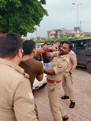 मौके पर मौजूद दरोगा ने उसे समझाया तो उनकी गर्दन पर हाथ लगा दिया।