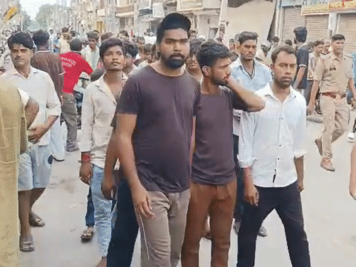 युवक और बच्ची की मौत के बाद सड़क पर भीड़ जमा हो गई।