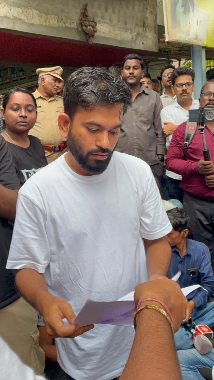 दोबारा परीक्षा की मांग को लेकर अभिजीत दीपके प्रदर्शन कर रहे छात्रों के साथ शामिल हुए।