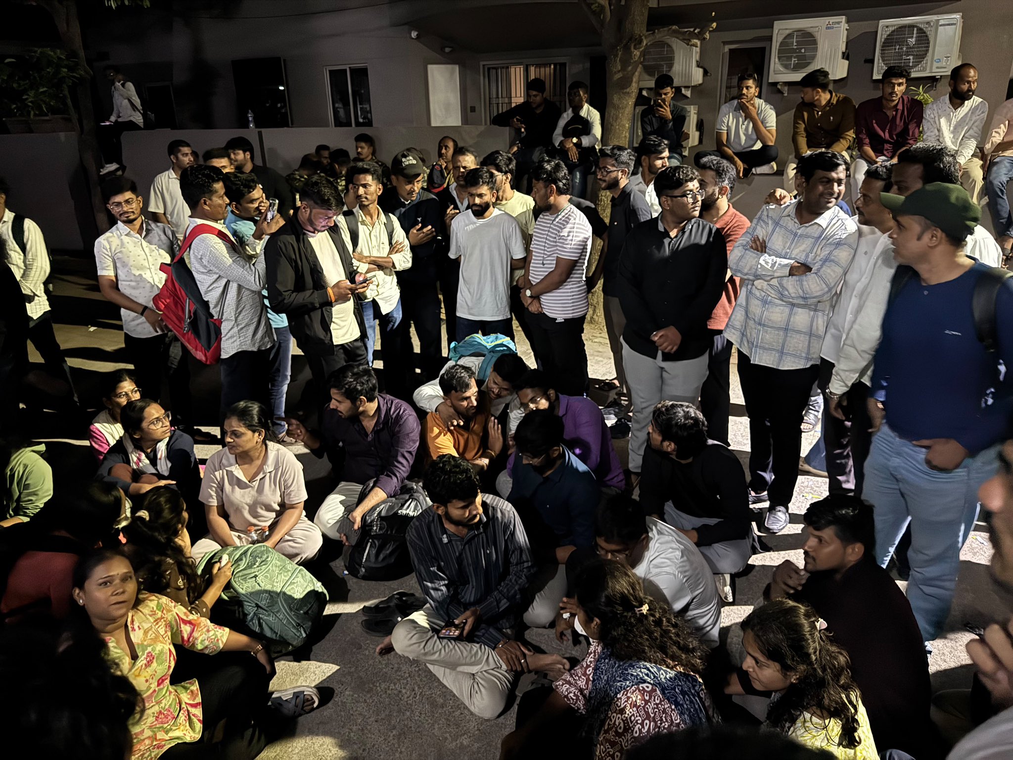 अभ्यर्थी एग्जाम में हुई गड़बड़ी को लेकर विरोध प्रदर्शन कर रहे हैं।