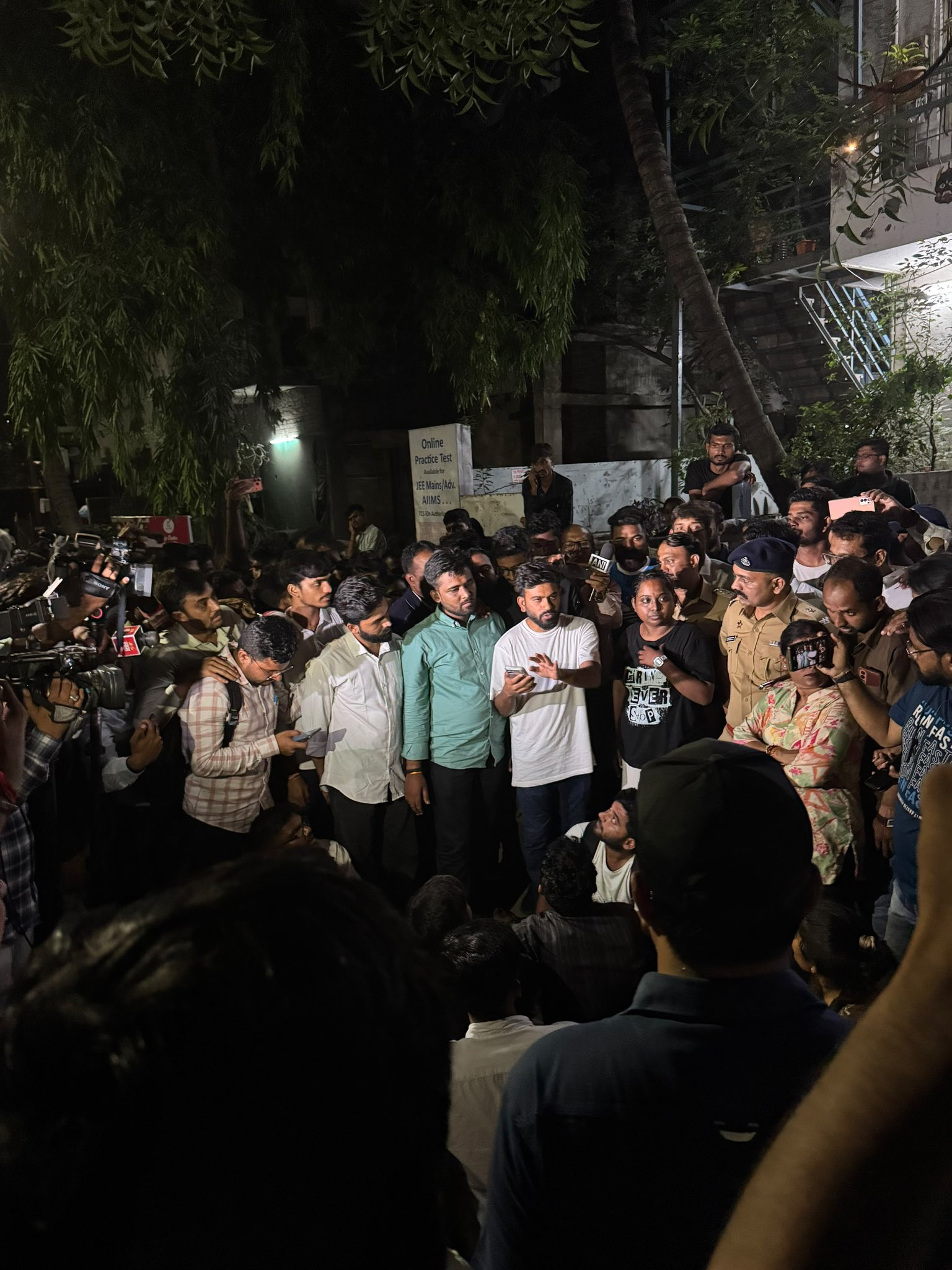 अभीजित दीपके ने एग्जाम दोबारा कराने की मांग की।
