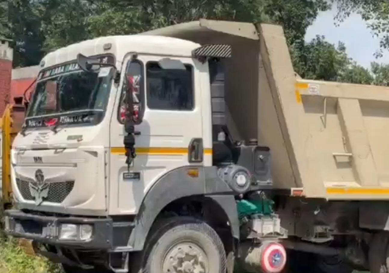 पुलिस ने टिप्पर को जब्त कर लिया है।