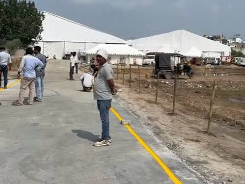विजय नगर ग्राउंड पर सभा स्थल और हेलिपेड के बीच बनाई गई रोड।