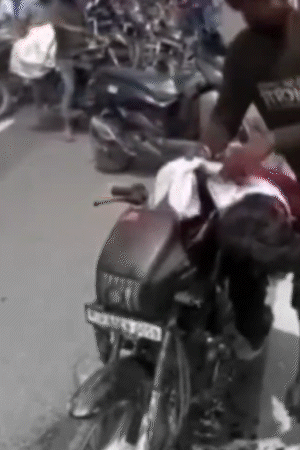 सीन 3- फिर गले में गमछा बांधकर हॉस्पिटल ले गए। हाईवे पर खून ही खून दिखाई दिया।