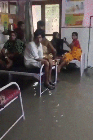 रायबरेली के सरकारी अस्पताल के जच्चा-बच्चा वार्ड में पानी भर गया। मरीजों और तीमारदारों को घुटनों तक पानी से होकर गुजरना पड़ा।
