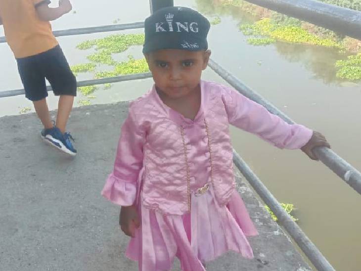 आयरा दुकान से टॉफी खरीदने गई थी लौटते समय डंपर की टक्कर लगने से पहिए के नीचे आ गई।