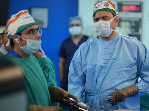इंदौर में रोबोटिक सर्जरी में रिकॉर्ड बनाने का दावा किया।