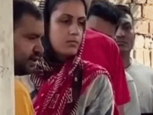 भाई का संस्कार करवाने के लिए पहुंची बहन शीतल का रो-रो कर बुरा हाल है।