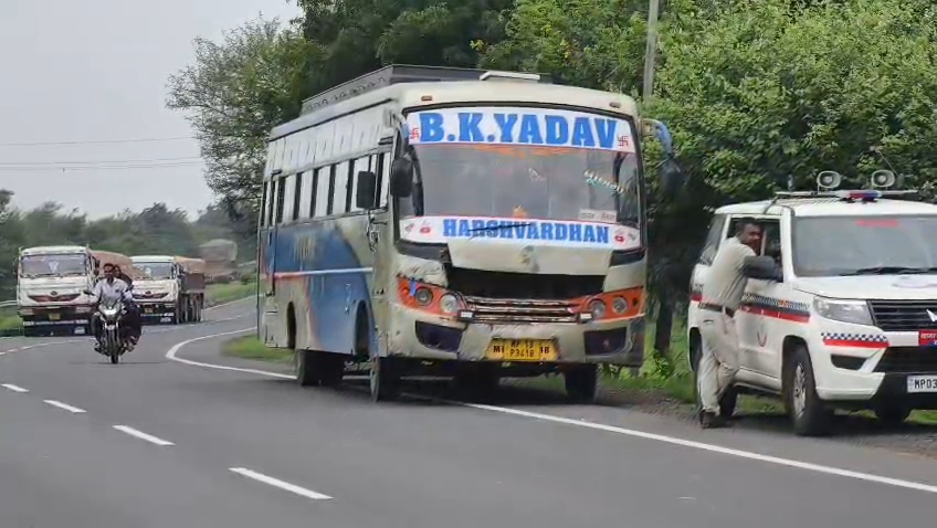 बदमाश इसी बस में से बैग छिनकर भागे थे।