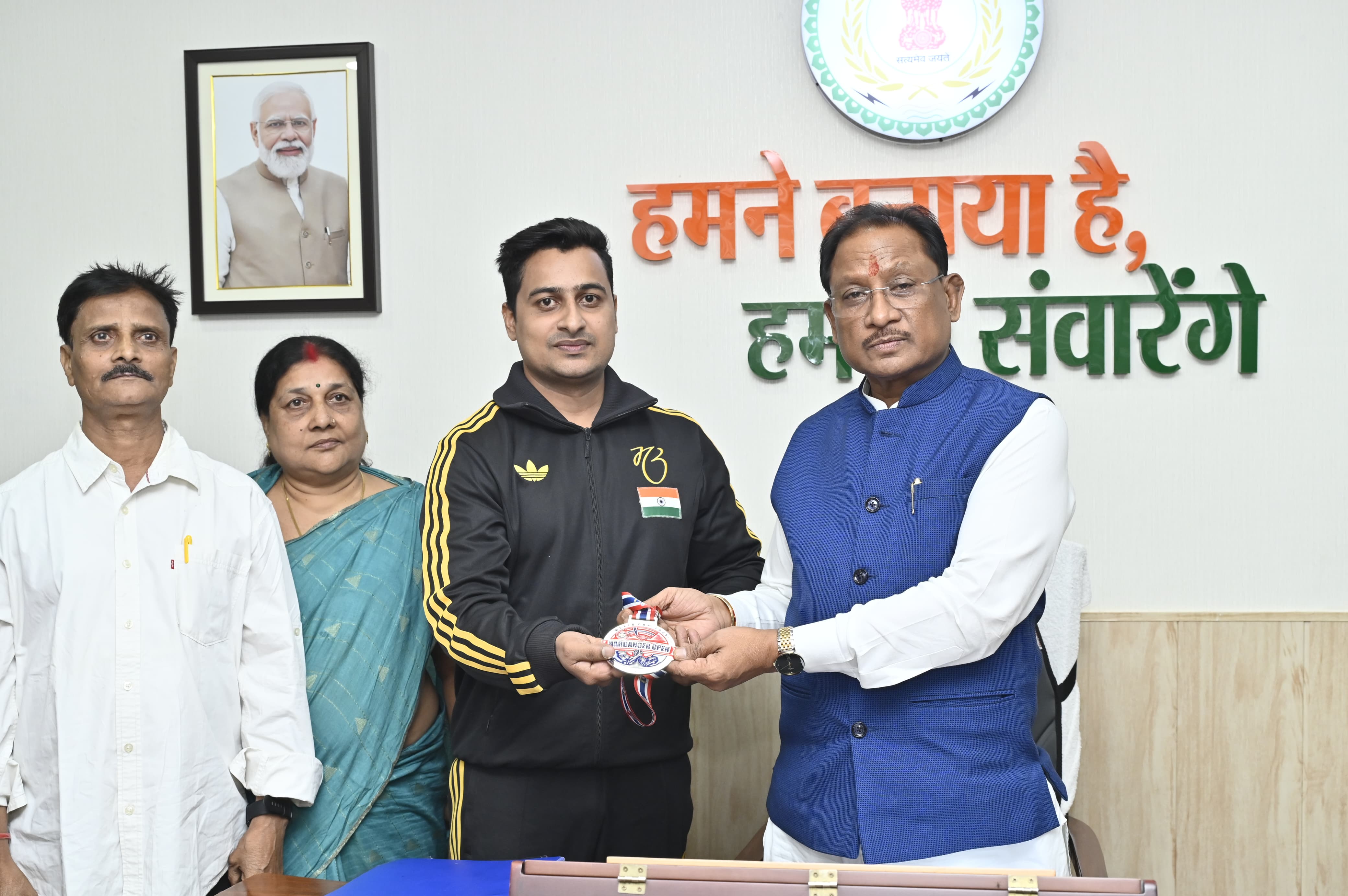 मुख्यमंत्री विष्णुदेव साय के साथ श्रीमंत झा की तस्वीर।
