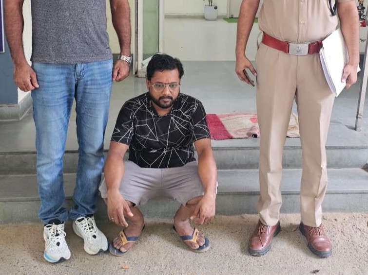 गुरुग्राम पुलिस ने साइबर ठगों को खाता प्रोवाइड करवाने वाले मनीष को उत्तर प्रदेश के गोंडा से अरेस्ट किया है। - Dainik Bhaskar