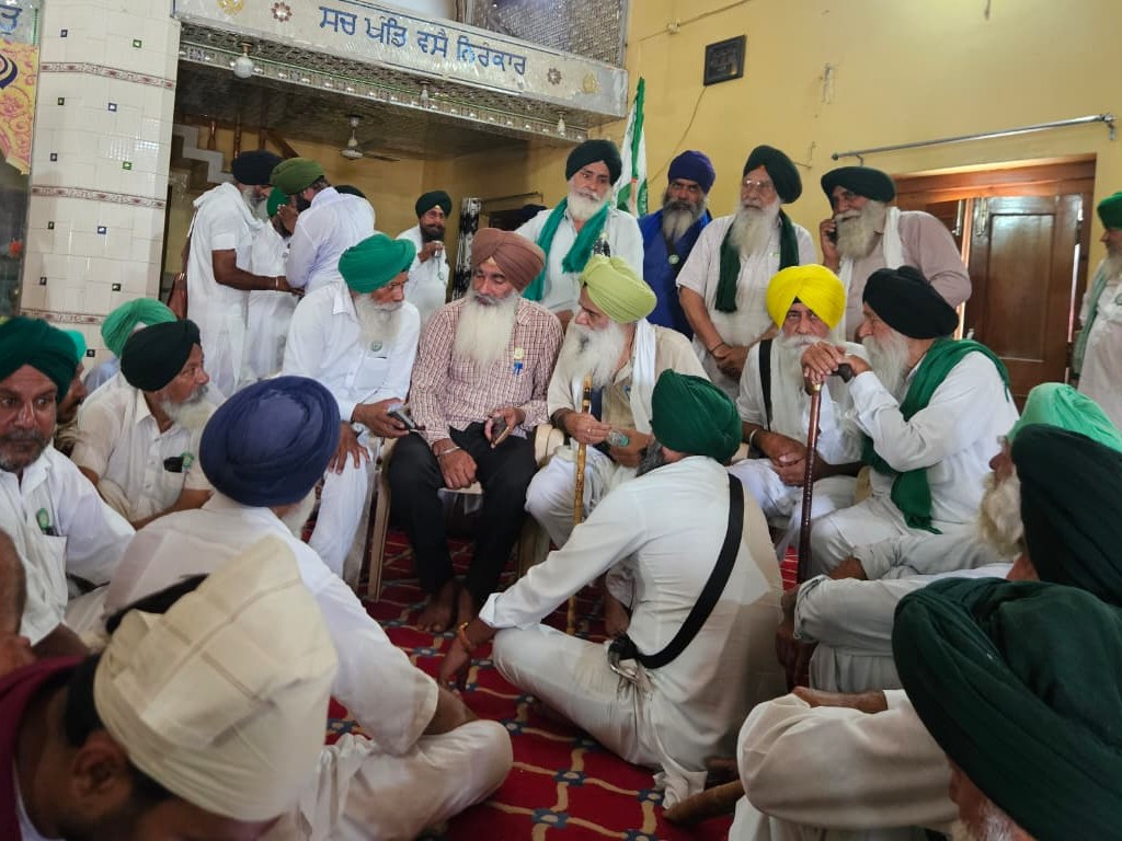 पंजाब के किसानों का जत्था, जिसमें शामिल किसान नेता जगजीत सिंह डल्लेवाल।