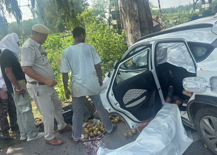 हादसे के बाद मौके पर पहुंची पुलिस जांच करती हुई।