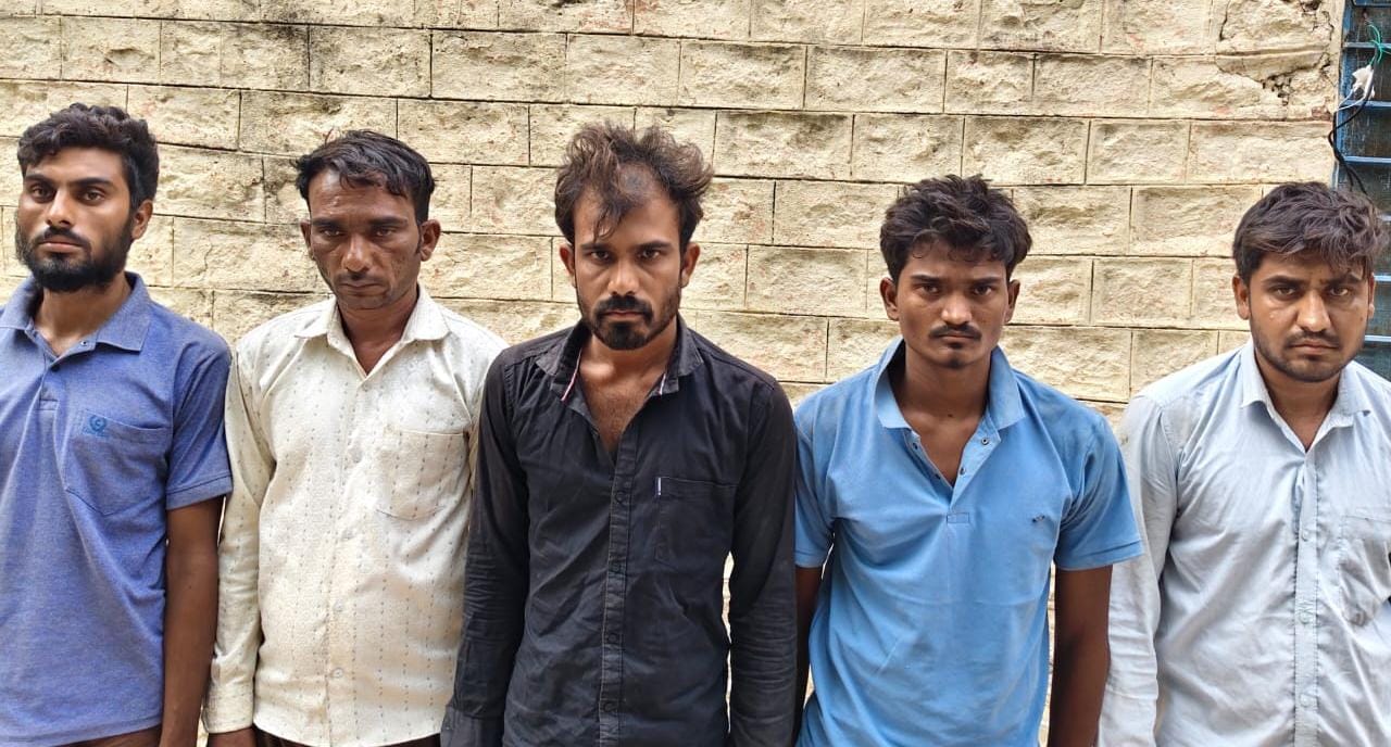 पुलिस गिरफ्त में आरोपी।