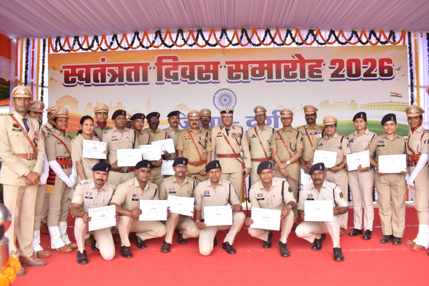 प्रमाण पत्र देकर किया गया पुलिस कर्मियों का सम्मान।