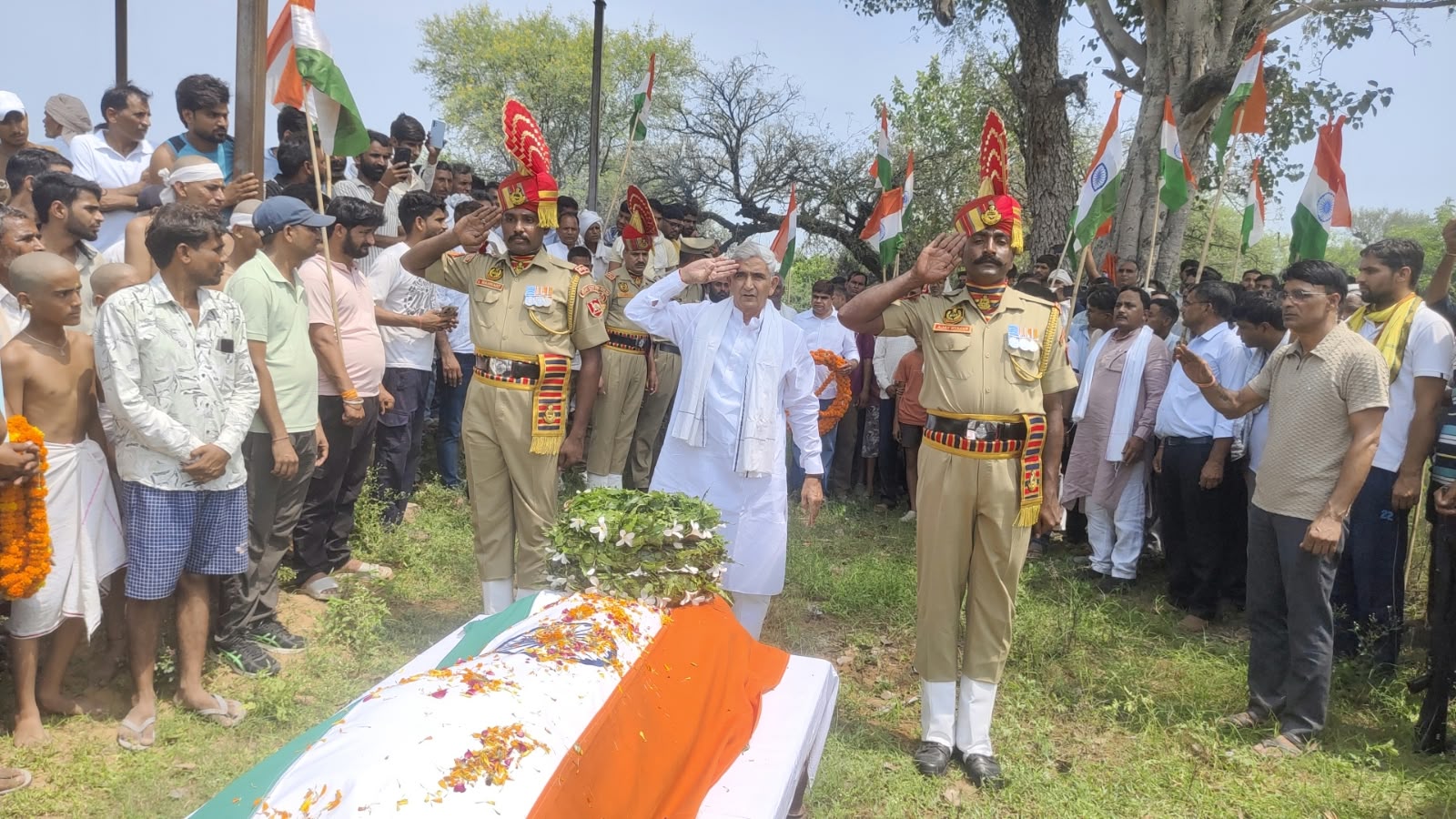 पूर्व मंत्री बंशीधर बाजिया ने पार्थिव देह को सेल्यूट कर श्रद्धांजलि दी।