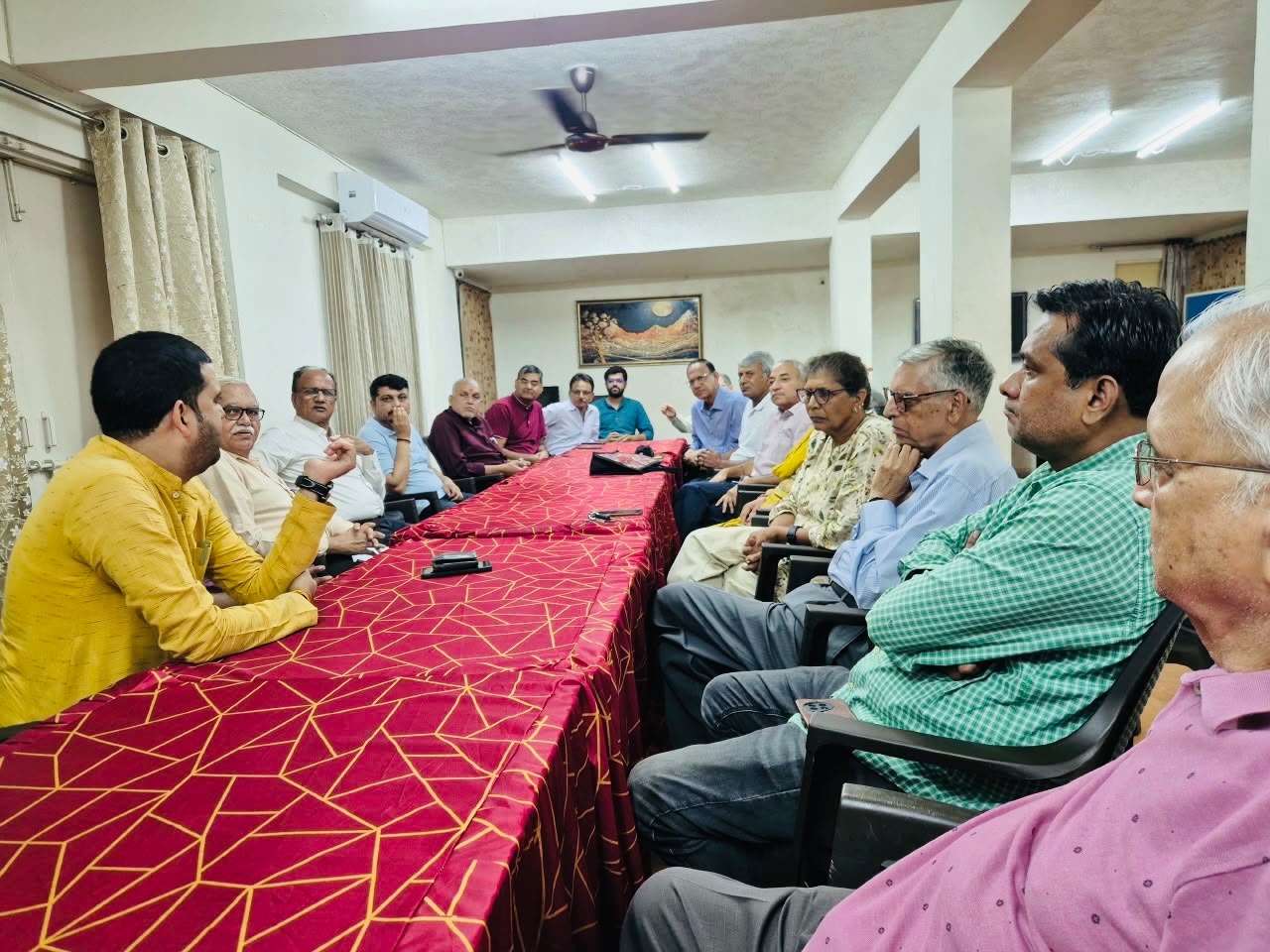 रहवासियों ने रविवार को मीटिंग की।