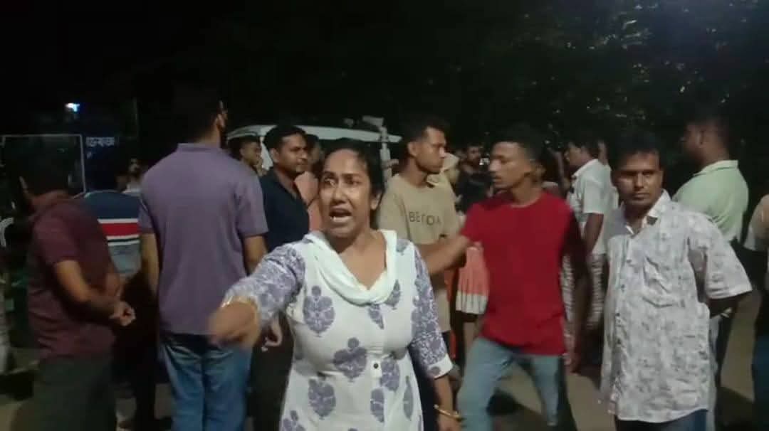 हत्या की खबर मिलने के बाद परिजनों ने हॉस्पिटल के बाहर राजनीति रंजिश का आरोप लगाया।