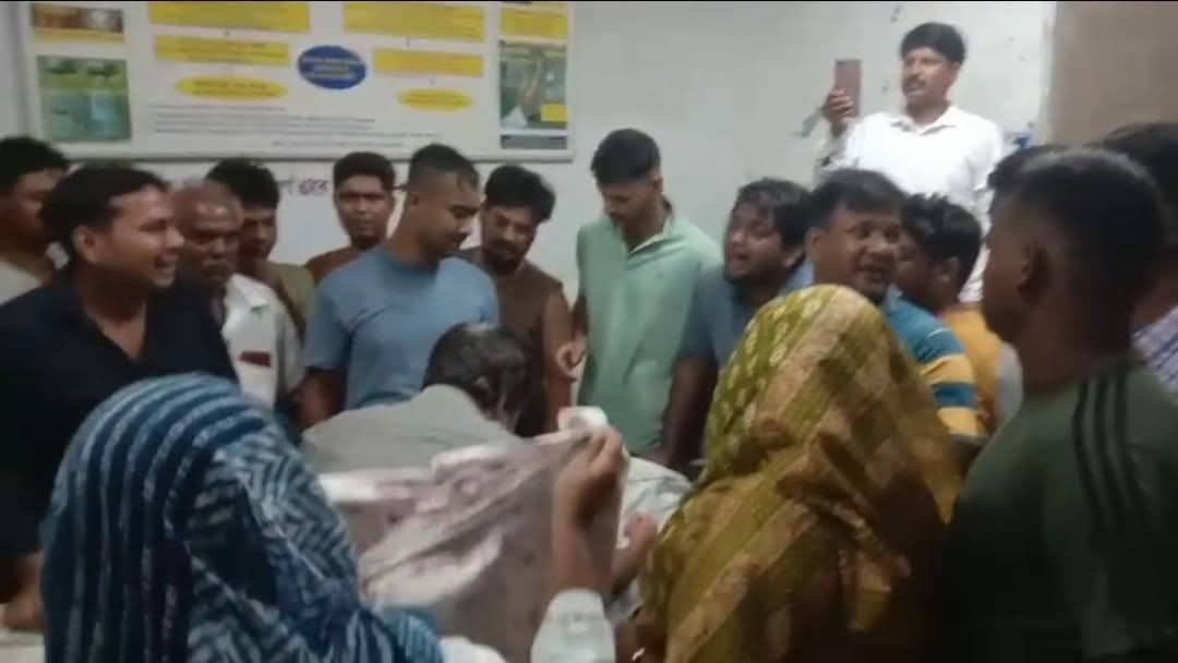 अनीसुर रहमान और उनके बेटे को हॉस्पिटल ले जाया गया। जहां उनका पोस्टमार्टम किया जाएगा।