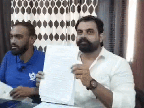 पत्रकारों को दस्तावेज दिखाते हुए मंजीत मोखरा व विक्रम डूमोलिया।