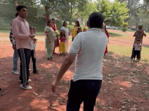 महिलाओं ने झूला झूलकर मनाई खुशी, एक-दूसरे को खिलाया घेवर; बोले- घर की याद आई|नारनौल,Narnaul - Dainik Bhaskar