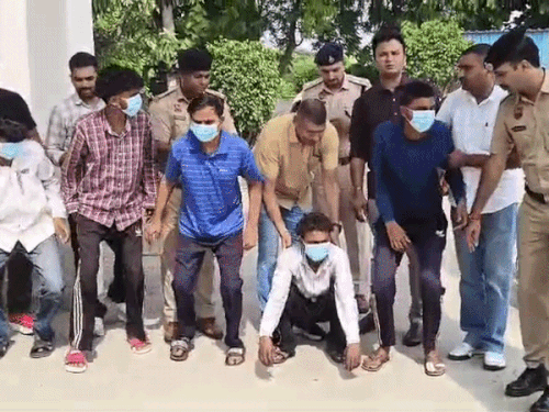पांचों आरोपियों को पुलिस ने दो दिन के रिमांड पर लिया है।
